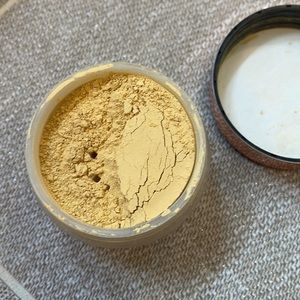 Opv loose setting powder in medium